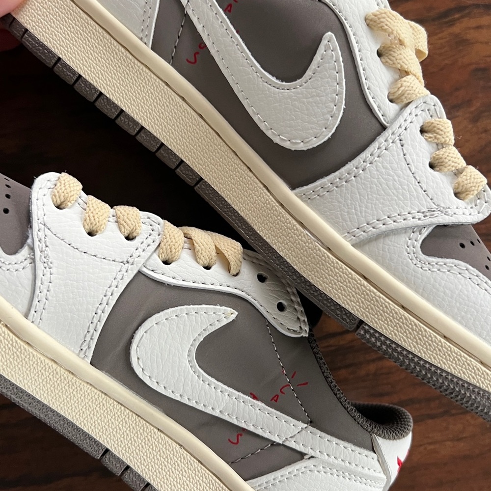 Jordan 1 Retro Low OG SP
Travis Scott Reverse Mocha